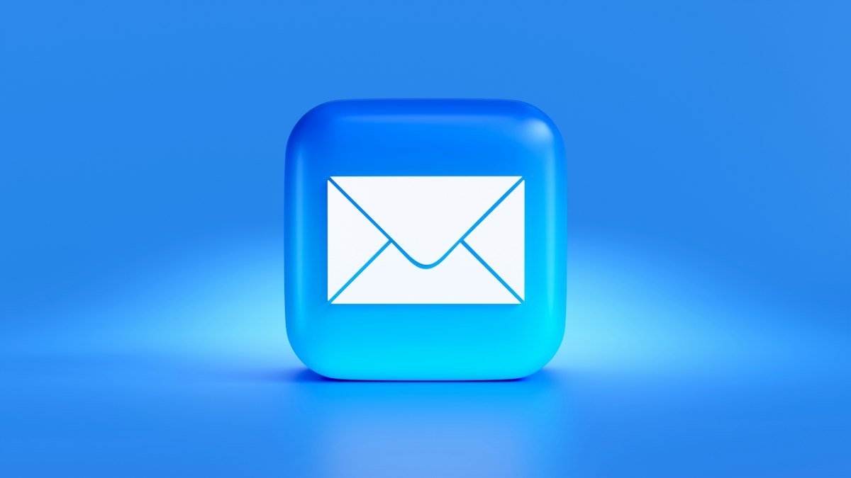 A blue button with a white envelope on it